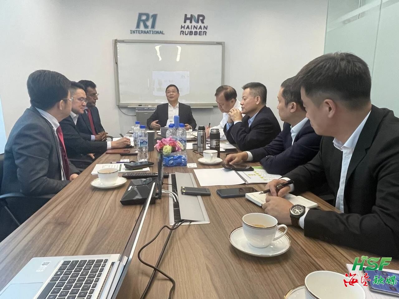包洪文一行与R1公司座谈互换。